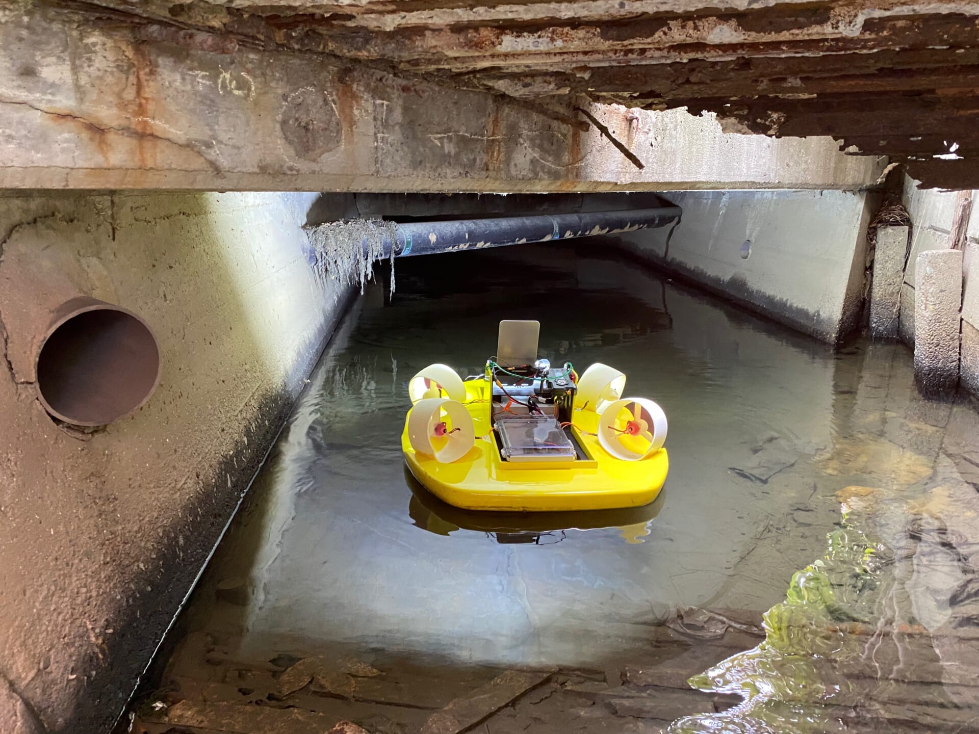 実物 emergency floating sysytem 全方向水面移動式ボート型ドローンを用いた溝橋点検支援技術」が国土