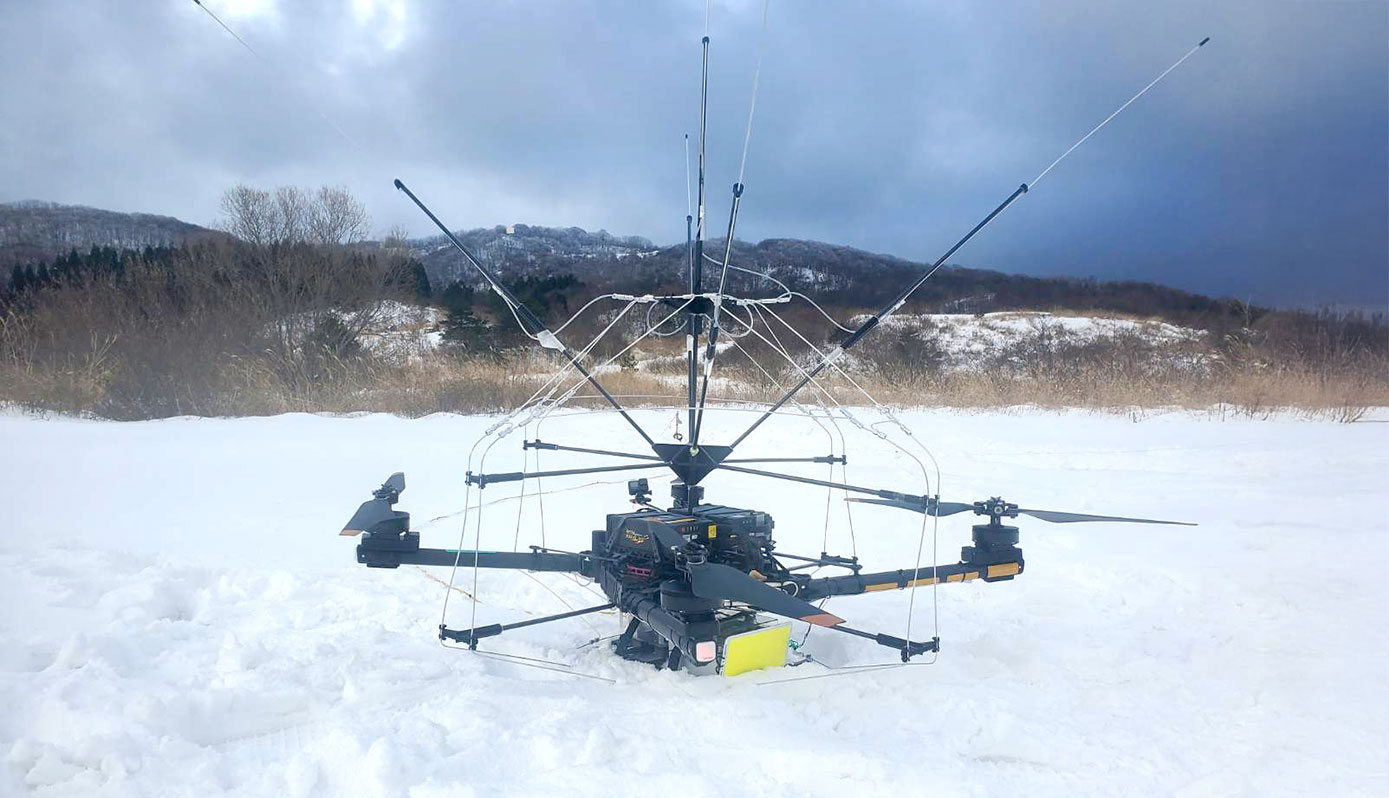 NTTの世界初「山間部の誘雷ドローン」実証に参画 ～空飛ぶ避雷針で雷
