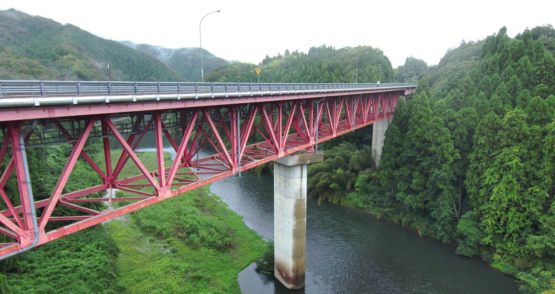 3径間連続鋼トラス橋、2径間連続非合成鈑桁橋におけるドローン点検事例（全方向衝突回避センサーを有する小型ドローン技術）