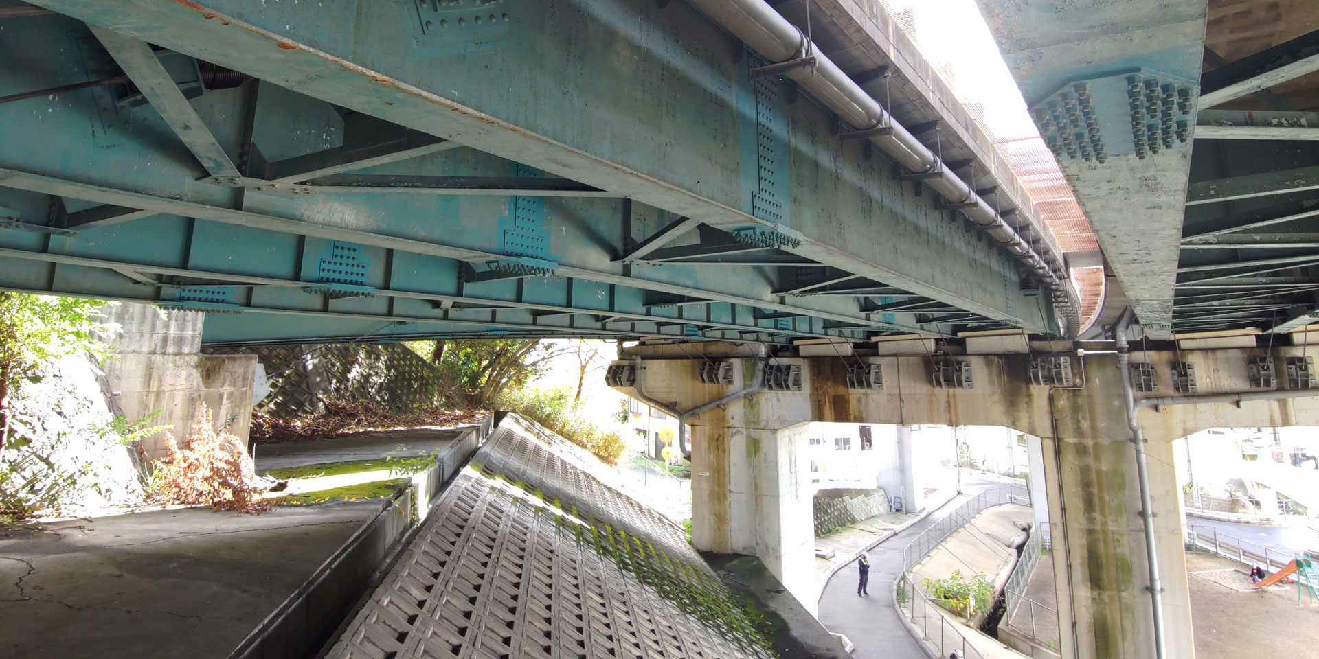単純鋼合成鈑桁橋6連におけるドローン点検事例（全方向衝突回避センサーを有する小型ドローン技術）