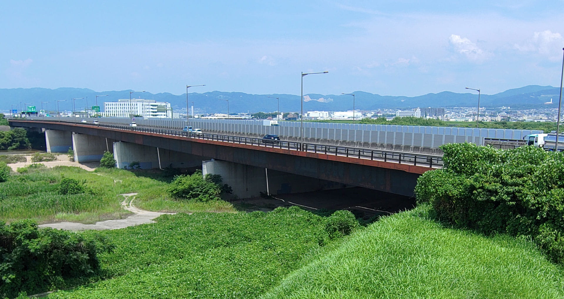 6径間連続鋼合成箱桁橋におけるドローン点検事例１（全方向衝突回避センサーを有する小型ドローン技術）